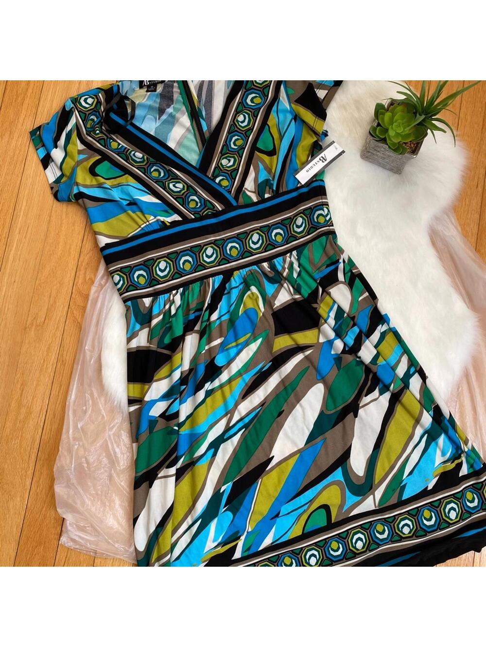 AB Studio Colorful Abstract Pattern Dress with V-Neck and Short Sleeves Medium